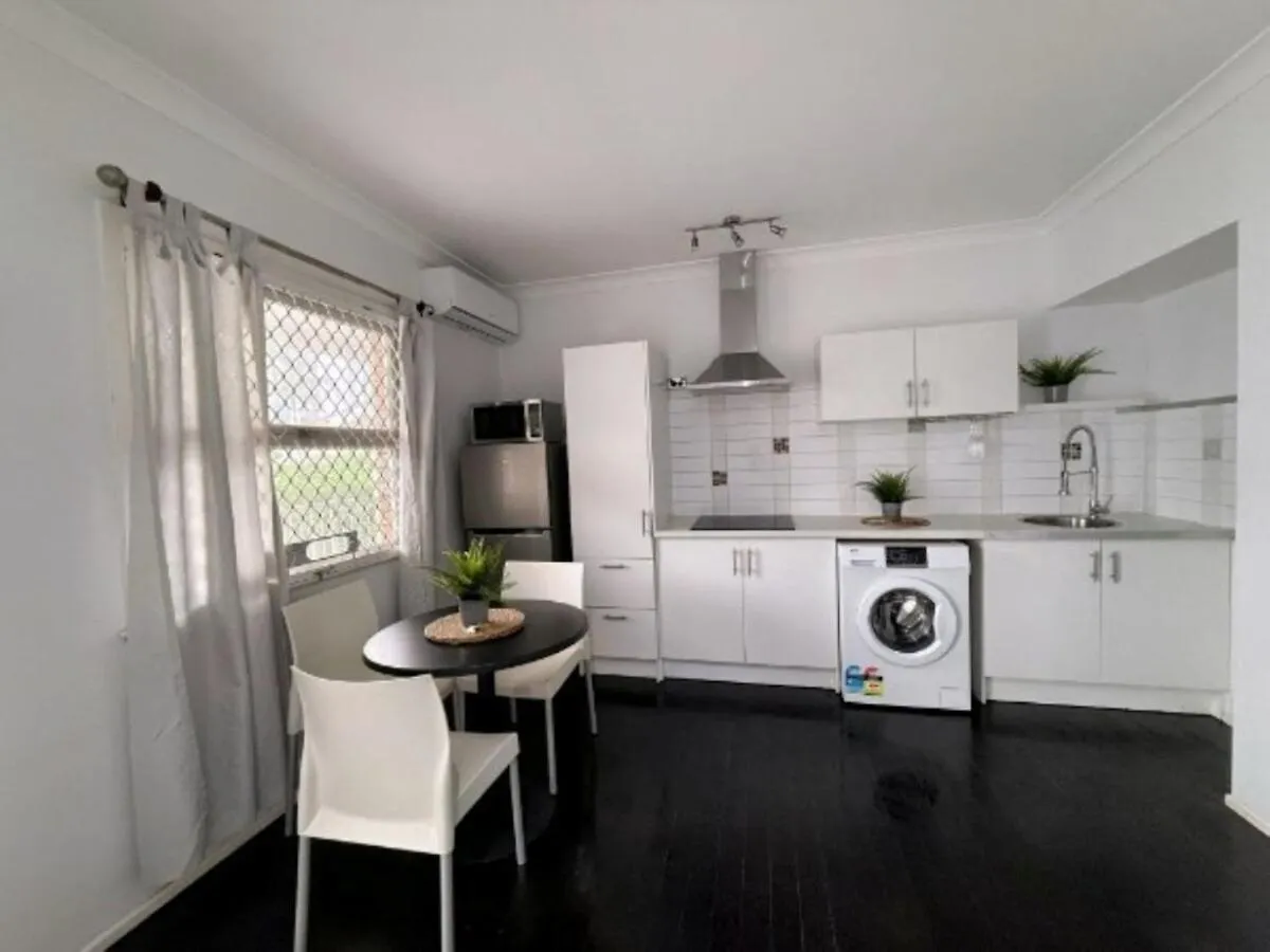 Peninsular Drive 1 Bedroom Gold Coast 0*,